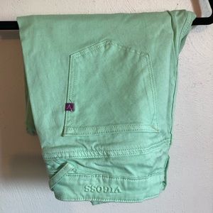 Vigoss size 9 skinny mint colored jeans